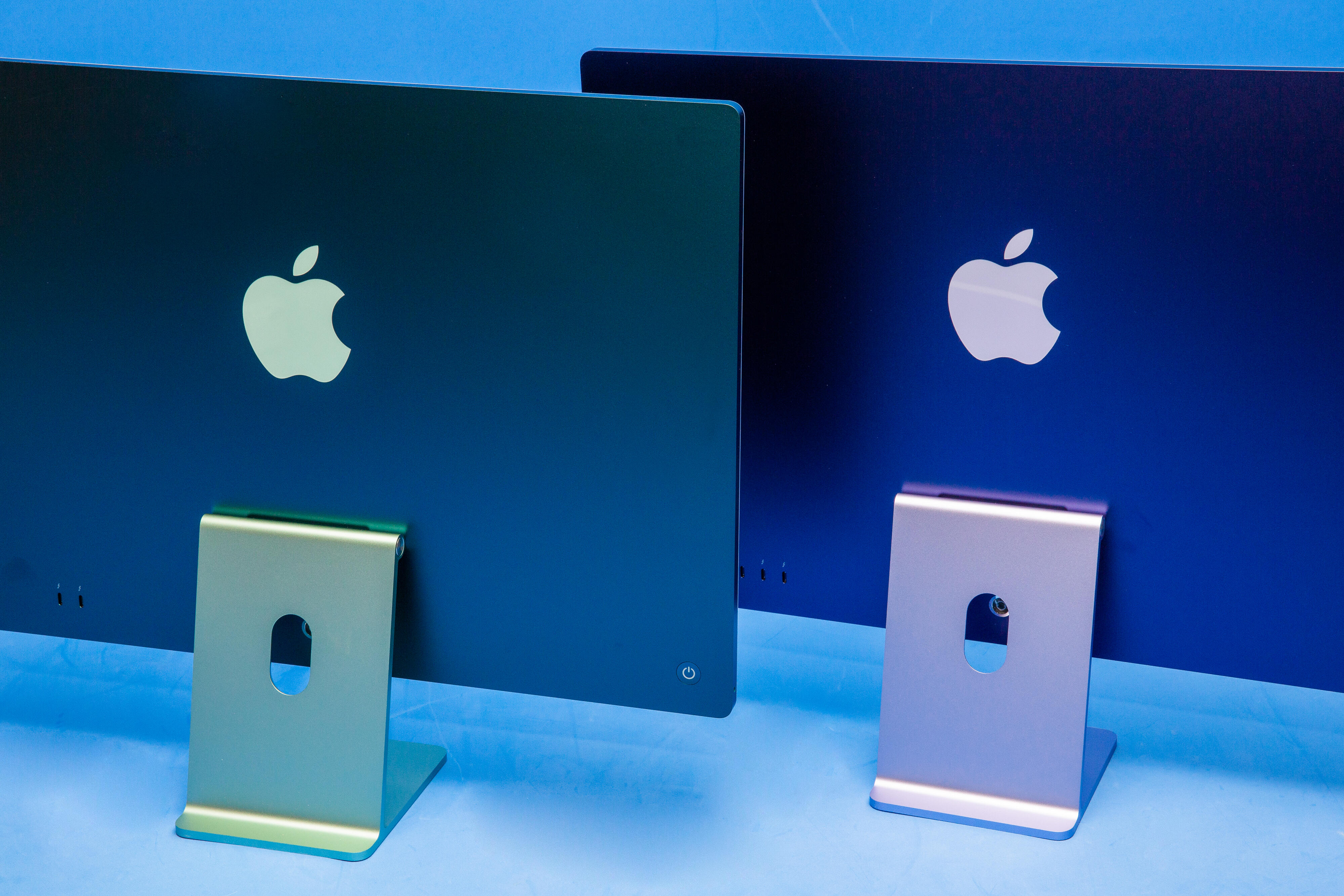 Apple 24 ru. Apple IMAC 24. Макбук со светящимся яблоком. Аймак цвета. IMAC фиолетовый.